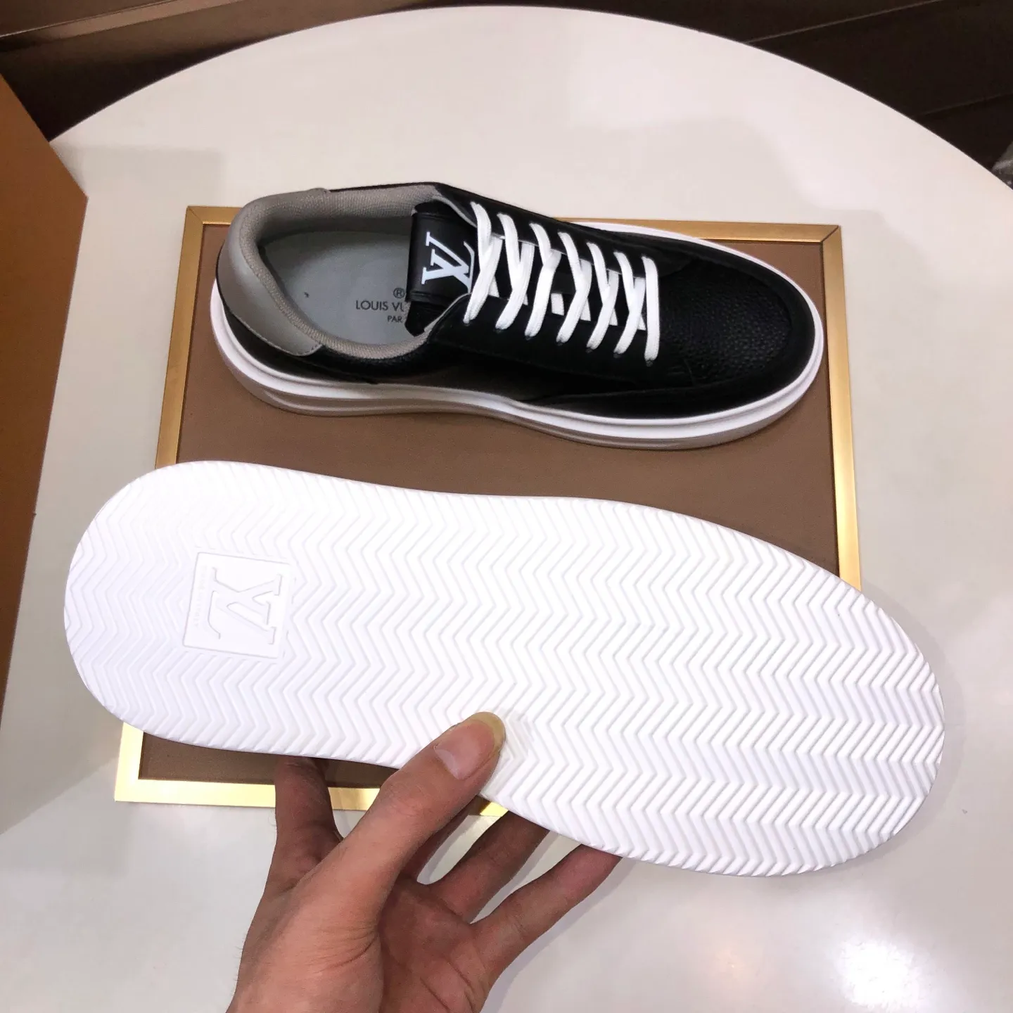 Factory batch 640💰original development, quality shipment, welcome to compare - LV sneaker series sports shoes introduce the loose silhouette of the ready-to-wear series into the spring and summer men's wear shows and make an eye-catching appearance. The cow leather upper is combined with rough fabric laces, and colorful beading highlights the brand's classic elements. LV letters mark the tongue and Monogram floral outsole. Mixed materials Made of top-grain cowhide, thick shoelace design, large Monogram print on the side, mesh lining and cotton feet, the comfort is as extreme as ever, premium heritage, quality first, worth owning! Size: Men’s 38-45 (45 is custom-made and cannot be returned or exchanged)